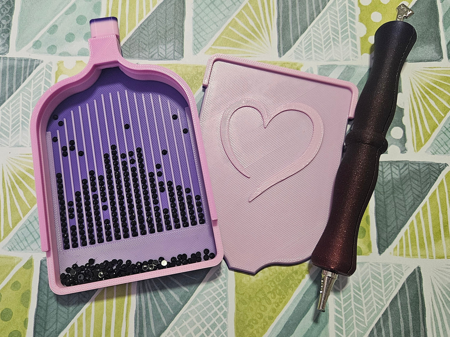 Stylish Heart Lid Diamond Art Tray with Center Spout & Washi Shelf, 3D Printed Rhinestone Painting Drill Tray